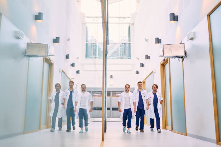 Lääkäreitä kävelyllä Kymenlaakson keskussairaalan synnytysosastolla.