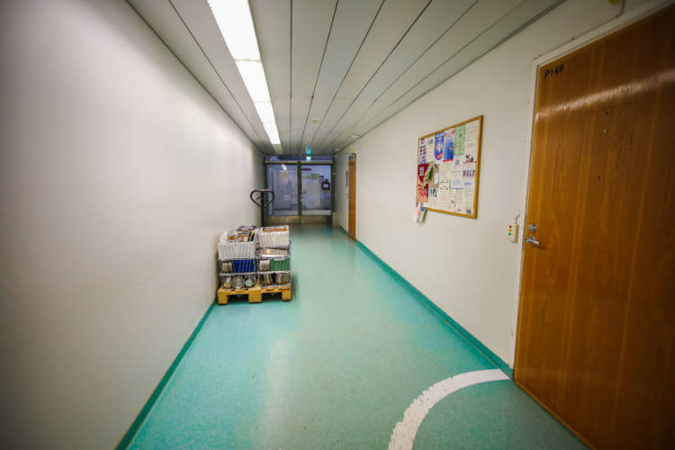 Käytöstä poistuneita leikkaussali-instrumentteja keskussairaalan käytävällä noutoa odottamassa.