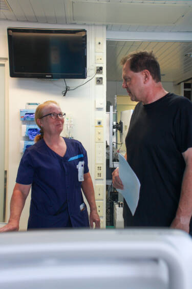 Kati Renlund ja Jukka Honni keskustelevat sydänpoliklinikan hoitohuoneessa.