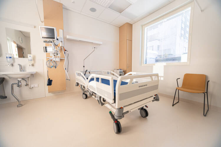 Keskussairaalan F-osan yhden hengen potilashuone, kuvassa sänky ja monitori.