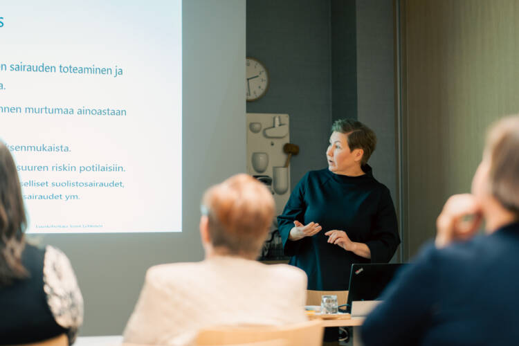 Kymenlaakson hyvinvointialueen luustohoitaja Jenni Lehtinen esitteli hoitoketjun kehittämistyötä.