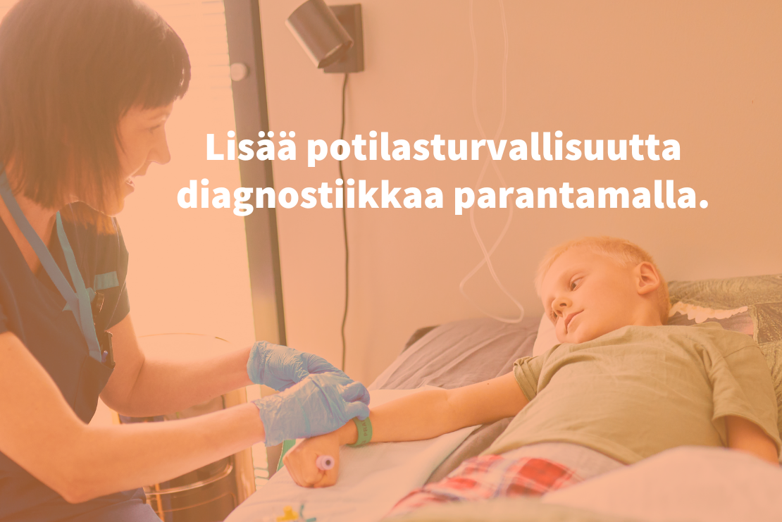 Hoitaja ottaa verikoetta lapselta joka makaa sängyllä